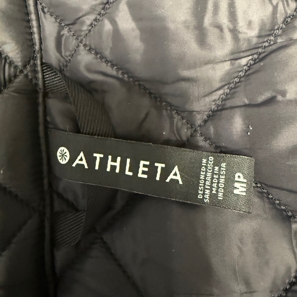 New Condition  Athleta  High Low puff Vest with Adjustable Waist & Zipper front - Picture 11 of 11